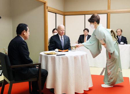 L'épouse du Premier ministre japonais servant du thé vert au président américain.
