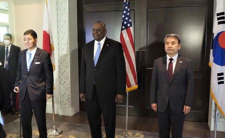 (gauche à droite) Les ministres de la Défense japonais, américain et sud-coréen
