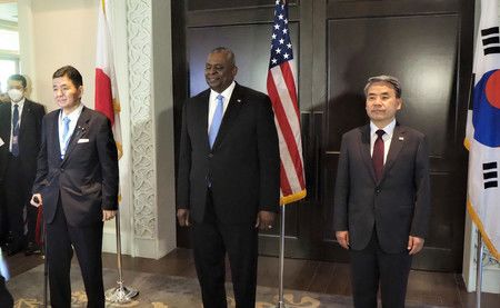 (gauche à droite) Les ministres de la Défense japonais, américain et sud-coréen