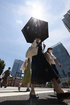 Près de la gare de Tokyo, le 27 juin au matin