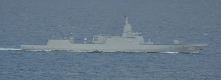 L'un des bateaux chinois observés est un destroyer lance-missiles type 055 (Renhai).