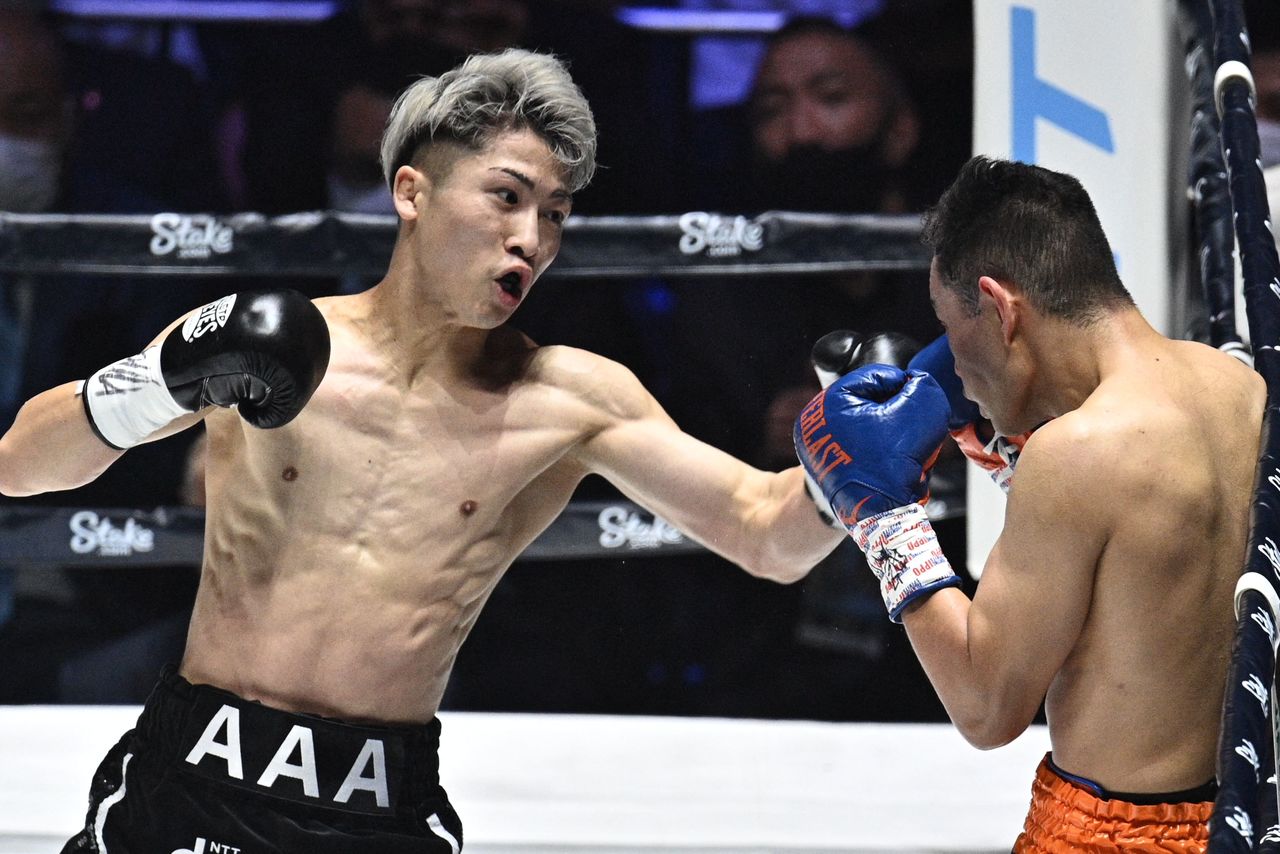 Inoue Naoya (à gauche) assaillant Nonito Donaire lors d'un combat pour déterminer le champion WBC à la Saitama Super Arena, le 7 juin 2022. ( AFP/Jiji Press)