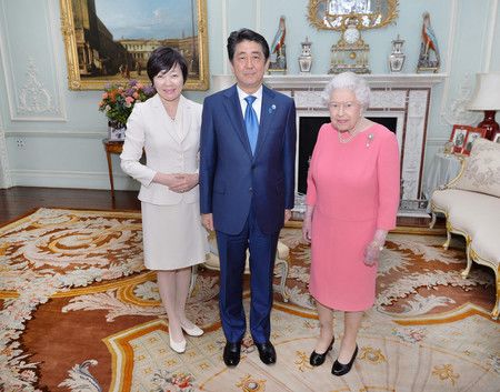 La reine Élisabeth II avec Abe Shinzô, alors Premier ministre du Japon, en visite en Angleterre avec son épouse Akie en mai 2016.