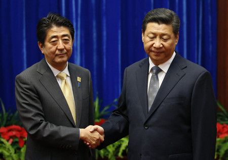 Le Premier ministre Abe Shinzô et le président Xi Jinping en novembre 2014