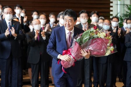 16 septembre 2020, à Tokyo : Abe Shinzô après sa démission du poste de Premier ministre, est salué à sa résidence officielle le jour de la nomination de son successeur Suga Yoshihide. 