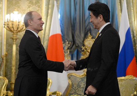 Avril 2013, à Moscou : le Premier ministre Abe Shinzô serre la main du président russe Vladimir Poutine. C'est la première fois en dix ans qu'un dirigeant japonais se rend en Russie. Les discussions ont entre autres porté sur le litige des îles Kouriles et la menace nord-coréene.