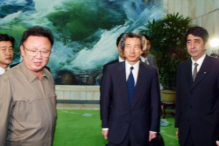 17 septembre 2002, à Pyongyang : en tant que vice-secrétaire général du Cabinet, Abe Shinzô (droite) accompagne le Premier ministre Koizumi Junichirô (centre) pour la toute première visite d'un dirigeant japonais en Corée du Nord. Il signe avec le président Kim Jong-il (gauche) un accord qui prévoit la reprise des négociations en vue de la normalisation des relations entre les deux pays. Il reconnaît également les enlèvements de onze citoyens japonais, longtemps niés, et présente ses excuses.