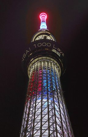 Le 18 juillet, la tour Skytree de Tokyo s'est illuminée aux couleurs officielles de l'Expo universelle 2025, bleu, blanc et rouge.