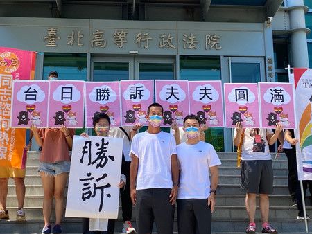 Ariyoshi Eizaburô (centre) avec son partenaire taïwanais (droite), à la sortie du procès le 21 juillet à Taipei.