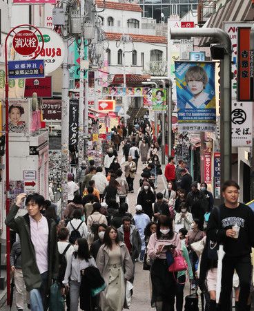 La fameuse rue Takeshita du quartier de Harajuku, dédié à la mode des jeunes et censé être rempli de monde le week-end,,a connu un nombre de visiteurs bien moindre que d’habitude. 
