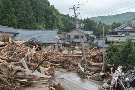 Des arbres détruits et emportés par une coulée de boue dans la ville de Murakami (préf. Yamagata), le 4 août.
