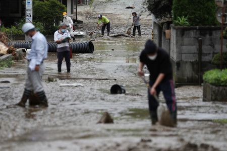 Un quartier résidentiel du bourg d'Ôe (préf. Yamagata) dévastée par les coulées de boue, le 4 août.