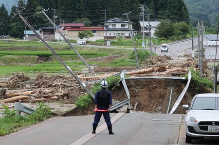 Un pont détruit à Iide (préf.. Yamagata), le 4 août.