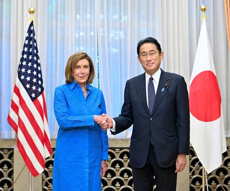 Nancy Pelosi et Kishida Fumio le 5 août