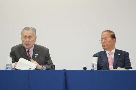 Mori Yoshiro (à gauche), président du Comité d’organisation des JO de Tokyo, et Mutô Toshirô, directeur général du Comité d’organisation des JO de Tokyo, lors de la conférence de presse au sujet des nouvelles dates de l’événement.