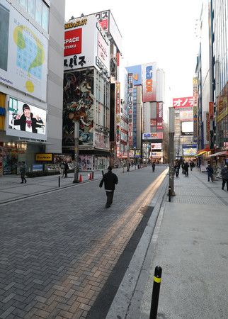 Les rues d'Akihabara, le fameux quartier dédié à l'électronique, est d'habitude rempli  de monde le week-end.
