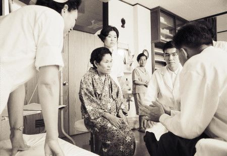 (deuxième en partant de la gauche) Une patiente atteinte de la maladie Itai-Itai, photographiée par Hayashi Haruki. 
