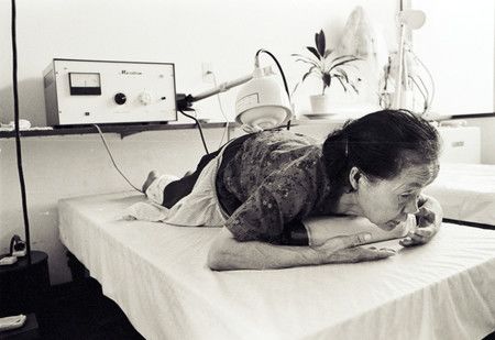 Une patiente subit un traitement. Photographie de Hayashi Haruki. 
