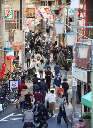 Le quartier commercant bondé du quartier de Musashi-Koyama de l'arrondissement de Shinagawa, à Tokyo,  le dimanche 19 avril