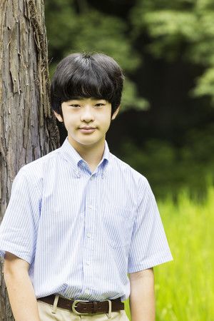 Le princes Hisahito pose devant les rizières derrière sa résidence du domaine d'Akasaka, à Tokyo