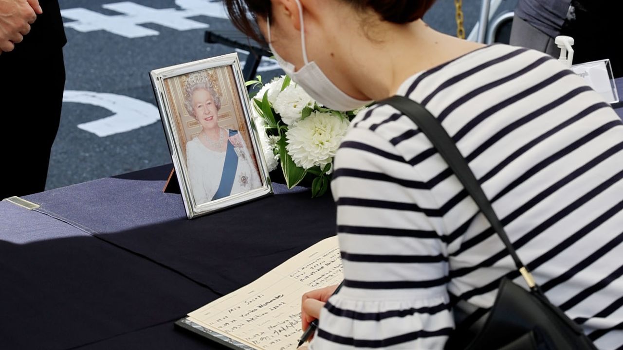 [Vidéo] Décès d’Elisabeth II : les Japonais présentent leurs condoléances à l’ambassade britannique de Tokyo