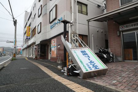 Pancarte renversée par les vents violents (19 septembre au matin, ville de Fukuoka).