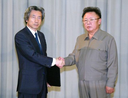 Le Premier ministre japonais Koizumi Jun'ichirô (gauche) et le leader nord-coréen Kim Jong Il le 17 septembre 2022