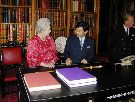 En mai 2001, Naruhito, encore prince héritier, s'entretient avec la reine Elisabeth II au sein de la bibliothèque du château de Windsor. C'est la dernière fois qu'ils se verront.
