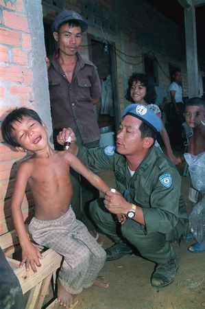 Les « Casques bleus » japonais portent assistance aux enfants cambodgiens (5 octobre 1992, à Takeo, Cambodge).