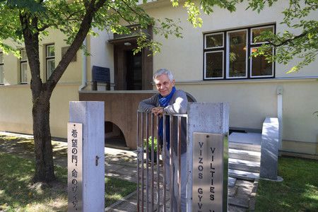 Le directeur du musée Sugihara Chiune, devant l'entrée