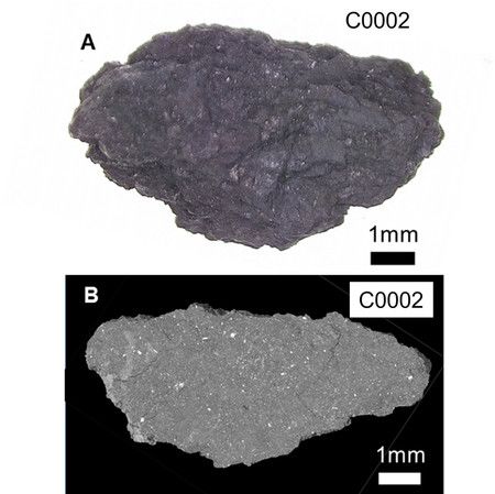 Grain de sable de l'astéroïde. En haut, image au microscope optique. En bas, image au scanner à rayons X avec le SPring-8.