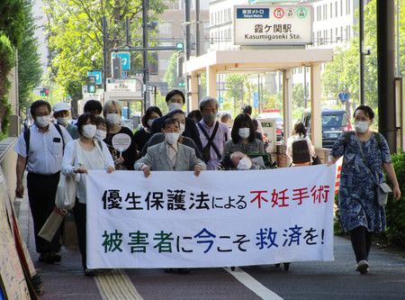 Les plaignants et leurs avocats, le 26 septembre, à Tokyo