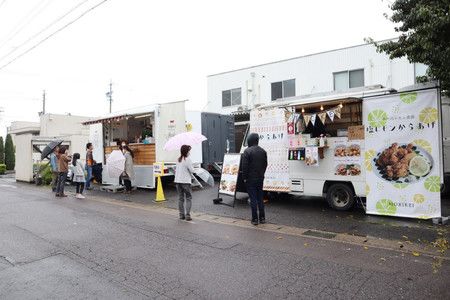 Des food trukcs alignés dans une zone résidentielle de la ville de Kakamigahara, dans la préfecture de Gifu.