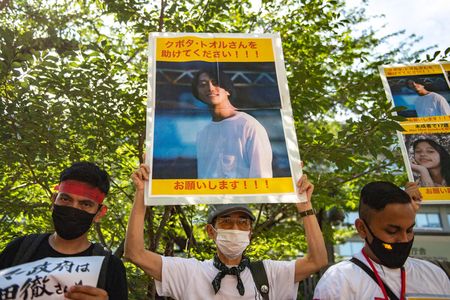 Des Japonais et des Birmans manifestant à Tokyo pour la libération de Kubota Tôru après son arrestation, le 31 juillet au Myanmar.