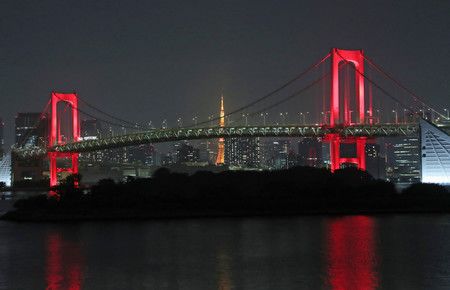 Le Rainbow bridge s’est illuminé en rouge avec la hausse du nombre de cas le 2 juin.