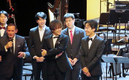 Les deux lauréats du premier prix au piano : Kamei Masaya (au premier plan au centre), et le Sud-Coréen Lee Hyuk (à sa droite), le 13 novembre à Paris.