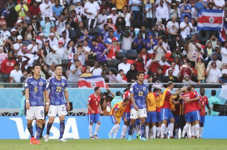 Les joueurs japonais épaules baissés après leur défaite face à Costa Rica