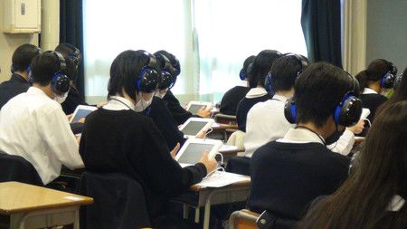 A student who is bad at English takes the first oral exam for Japanese high school entrance