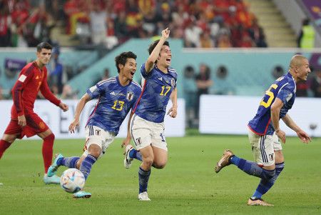 La joie de Tanaka Ao (au centre), qui marque le second but quelques minutes après celui de son coéquipier.