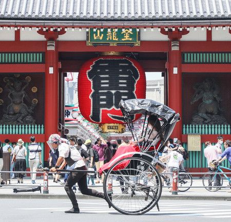 La porte Kaminarimon, du quartier d’Asakusa, à Tokyo, le 20 juin