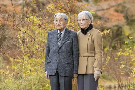 Avec son épouse l'impératrice retirée Michiko