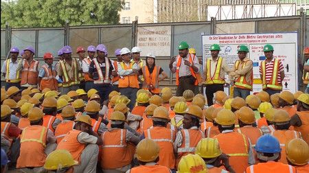 Abe Reiko (au milieu) avec son équipe d'ouvriers sur le chantier de développement du métro de New Delhi en 2009.