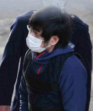 Menotté, Yamagami Testuya est conduit vers le commissariat de police de Nara-Nishi le 10 janvier.