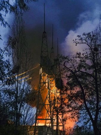 Une structure en feu suite à une attaque russe à Kiev