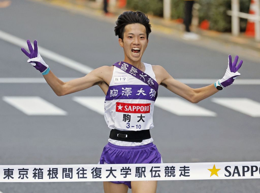 Le dernier coureur de l'université Komazawa, Aogaki Hibiki, franchissant la ligne d'arrivée à la première place, le 3 janvier à Ôtemachi, Tokyo. (Kyôdô News)