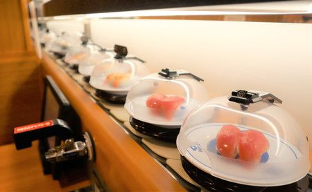 Les sushis qui défilent dans les restaurants de la chaîne Kurazushi disposent tous d'une protection depuis longtemps. 