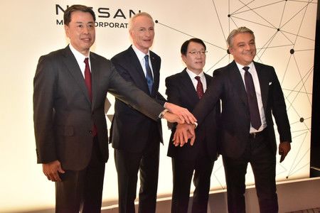 (gauche à droite) Uchida Makoto, président de Nissan, Jean-Dominique Sénard, président de Renault, Katô Takao, président de Mitsubishi Motors et Luca de Meo, directeur général de Renault, réunis à Londres le 6 février.