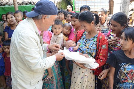 Sasakawa Yôhei s'est rendu dans un camp de réfugiés de l'État de Rakhine, à l'ouest du Myanmar, le 4 février.