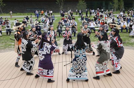 Une danse traditionnelle Aïnou effectuée le jour de l’ouverture le 12 juillet.