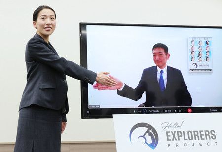 Yoneda Ayu et Suwa Makoto, qui participait à distance à la conférence de presse, le 28 février à Tokyo.